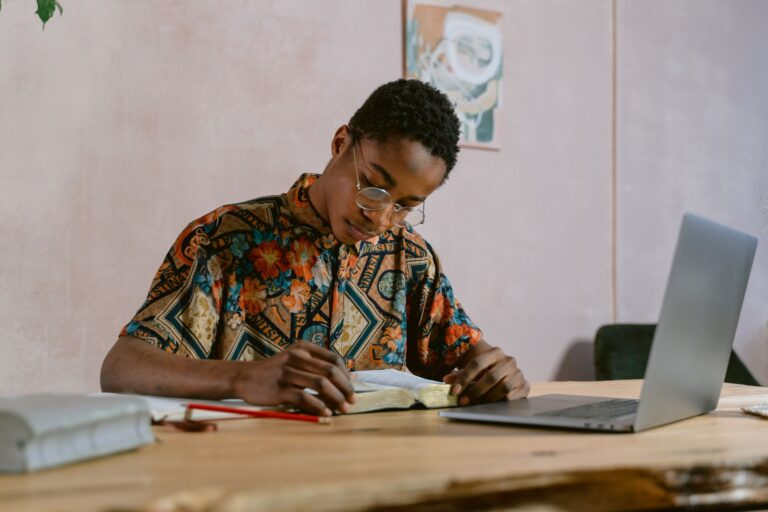 סטודנט שיושב עם מחשב נייד ומשווה חבילות תקשורת משתלמות